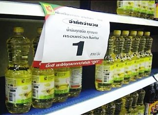 Palm oil sits on a shelf in a Pattaya supermarket with a sign indicating a limit of 1 bottle purchase per customer.